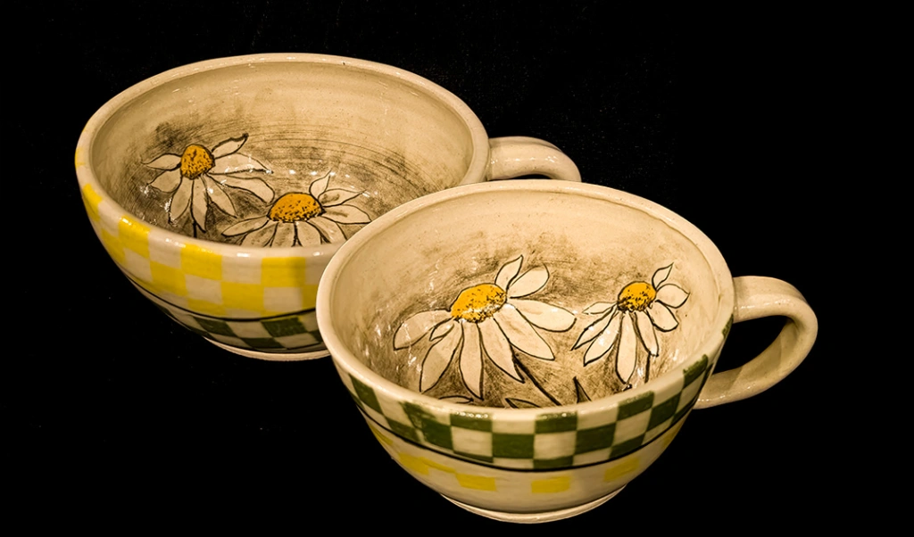 Daisy-themed soup bowls or mugs