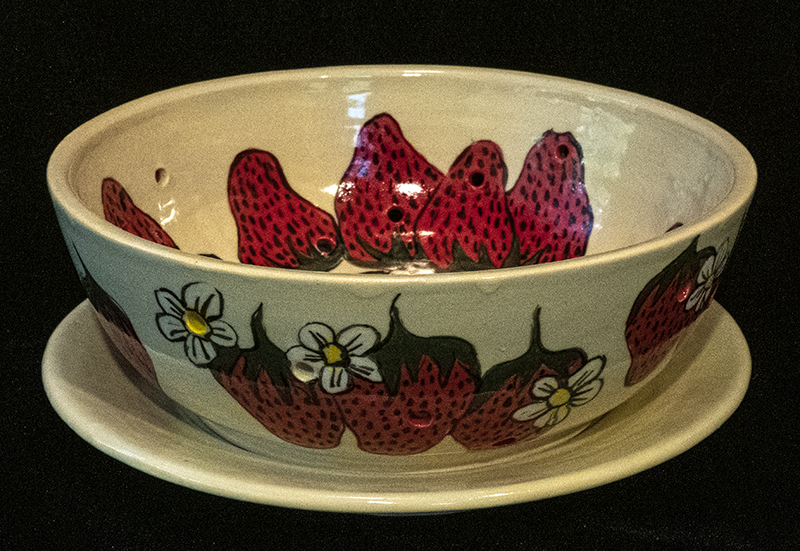 Strawberry-themed berry bowl with separate water catch plate